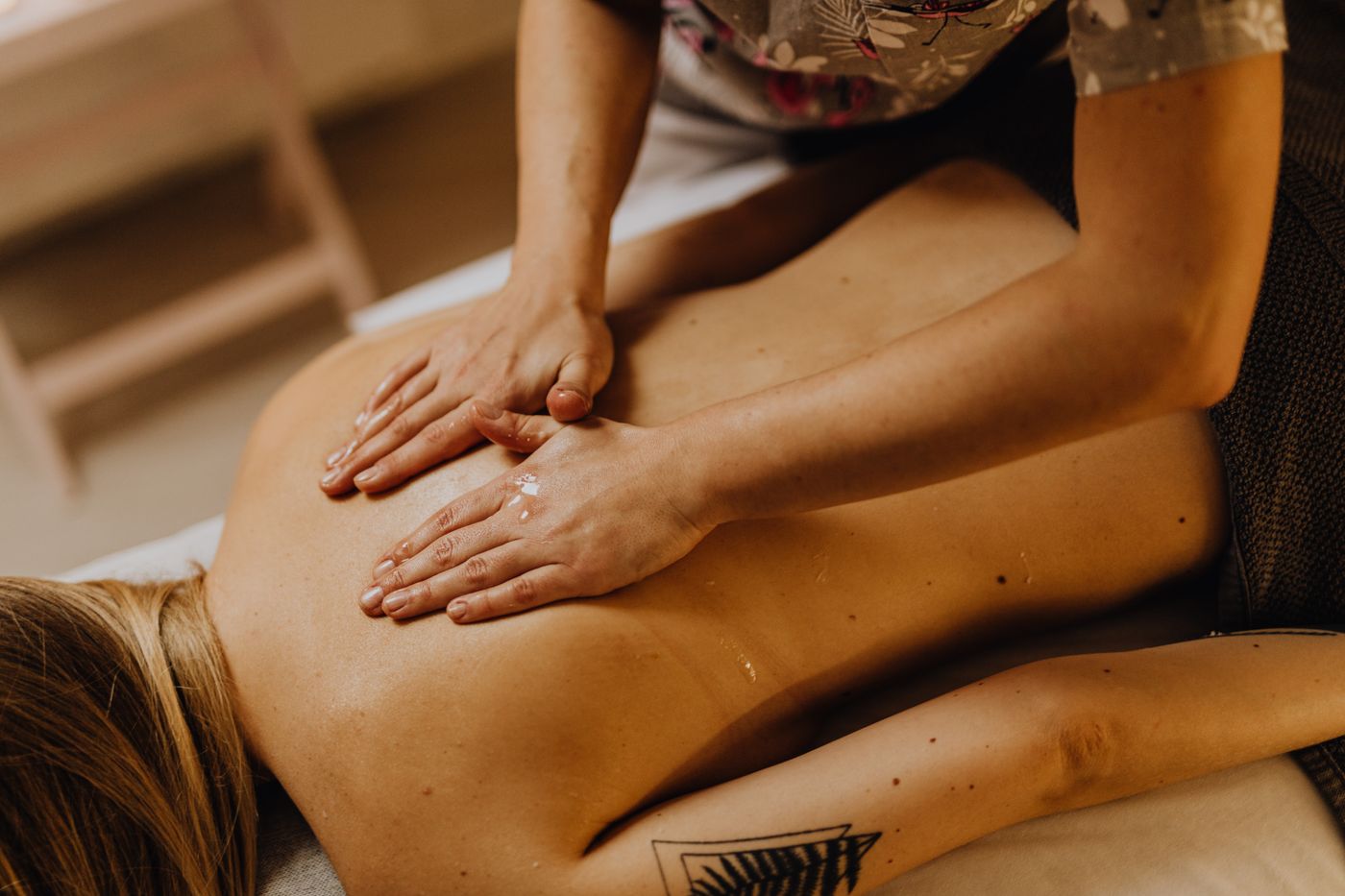 Long gliding strokes along the back in a Swedish massage in Dubai